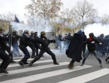 Δύο αστυνομικοί τραυματίστηκαν σε συγκρούσεις με διαδηλωτές